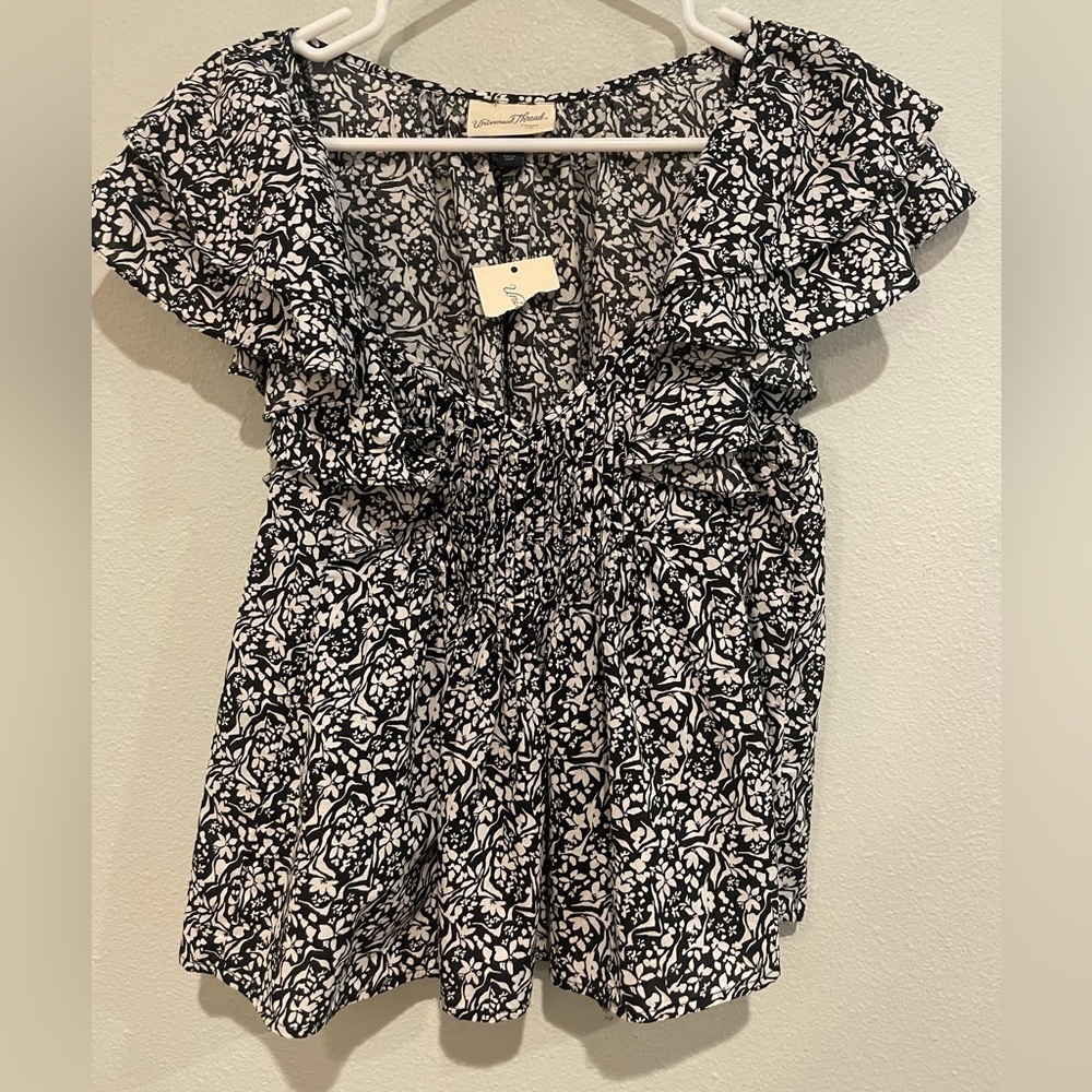 Universal Thread NWT Black and White Ruffled Tie Front Blouse